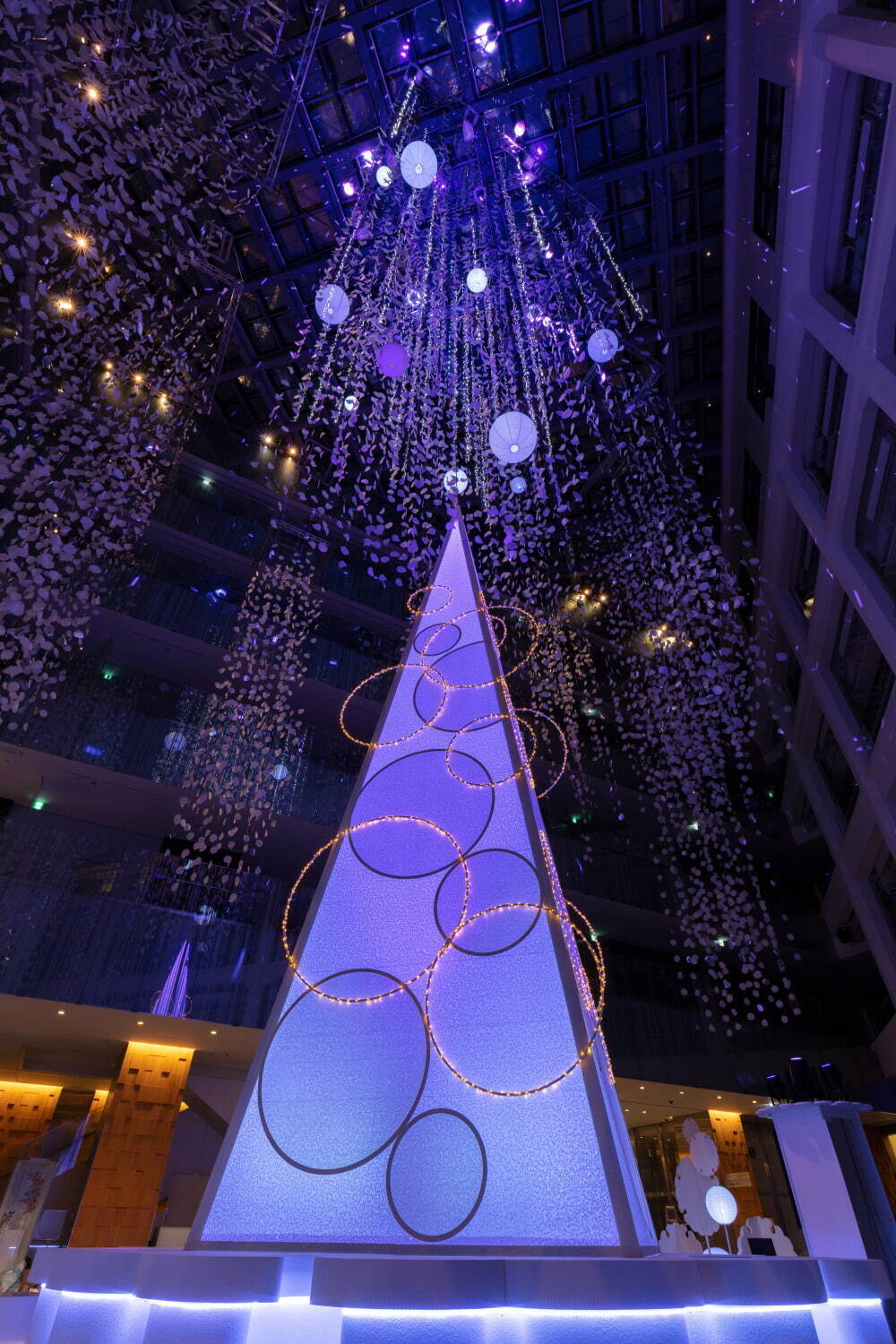 丸の内KITTEの“和紙”クリスマスツリー、“降り注ぐ雪”を表現した光の演出＆雪の結晶オブジェも｜写真6