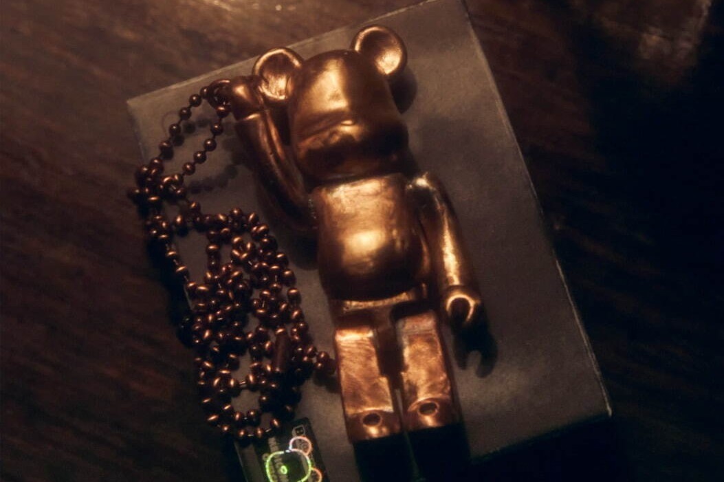 エム エー エス ユー×ベアブリックのネックレス、経年変化を楽しめるブロンズ製で