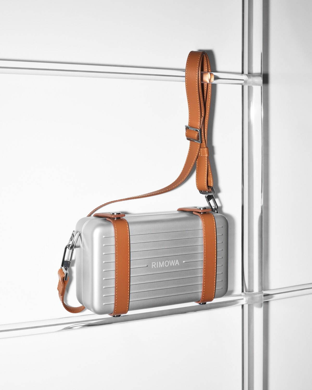 リモワ新バッグ“アルミニウムボディ”の縦型ショルダー＆ハンドバッグ 