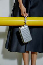 リモワ新バッグ“アルミニウムボディ”の縦型ショルダー＆ハンドバッグ｜写真20