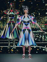 アンリアレイジ×ユナイテッド ヌード“プリズム”のように色が変わるサンダル、スマホのフラッシュに連動｜写真13