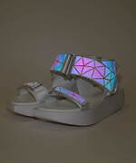 アンリアレイジ×ユナイテッド ヌード“プリズム”のように色が変わるサンダル、スマホのフラッシュに連動｜写真10