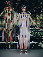 アンリアレイジ×ユナイテッド ヌード“プリズム”のように色が変わるサンダル、スマホのフラッシュに連動｜写真15