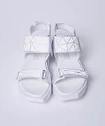 アンリアレイジ×ユナイテッド ヌード“プリズム”のように色が変わるサンダル、スマホのフラッシュに連動｜写真11