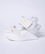 アンリアレイジ×ユナイテッド ヌード“プリズム”のように色が変わるサンダル、スマホのフラッシュに連動｜写真1