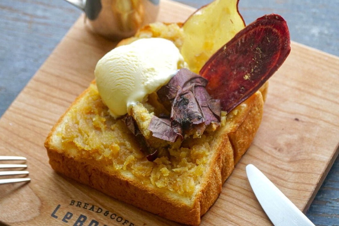 レブレッソの秋限定 焼き芋 バニラアイストースト 焼き芋 さつまいもチップスのお芋尽くしトースト ファッションプレス