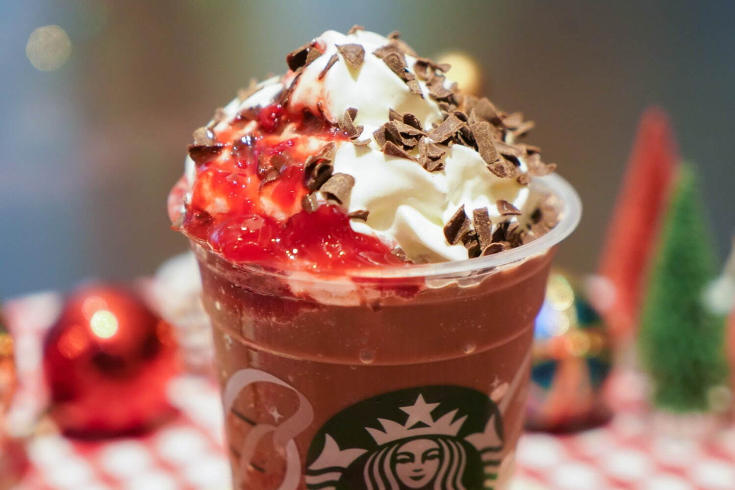 スターバックス 2021クリスマス限定“苺×チョコレート”フラペチーノ、ごろっと果肉×とろ～りソース｜写真5