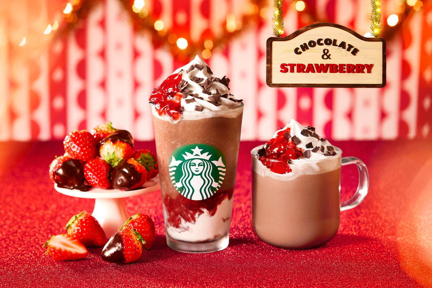 スターバックス 2021クリスマス限定“苺×チョコレート”フラペチーノ、ごろっと果肉×とろ～りソース｜写真1