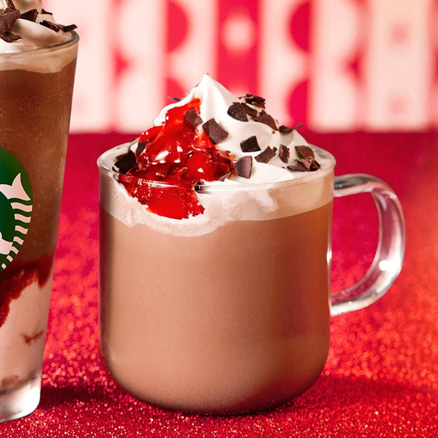 スターバックス 2021クリスマス限定“苺×チョコレート”フラペチーノ、ごろっと果肉×とろ～りソース｜写真2