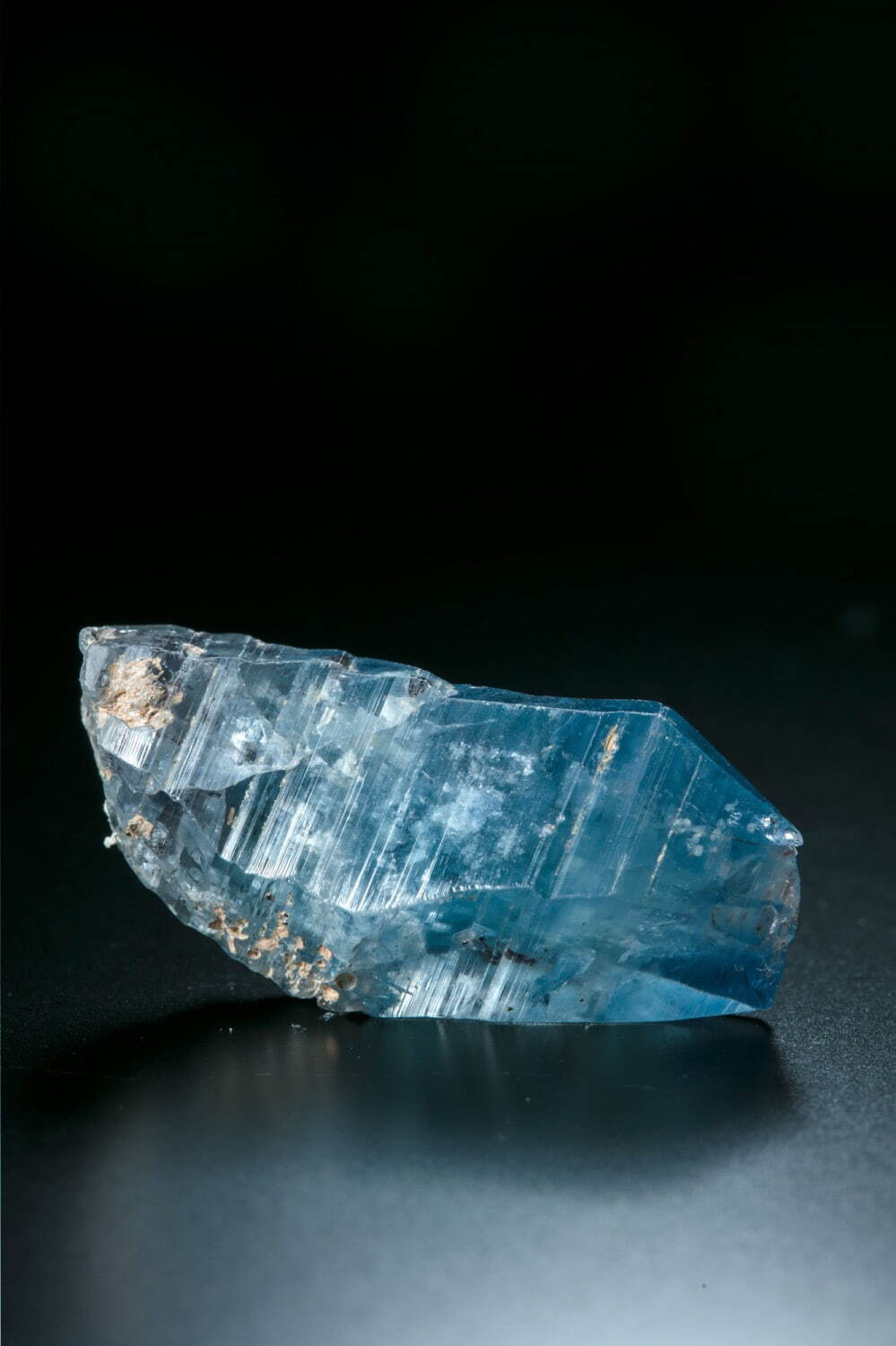 サファイア(ラフ) 日本彩珠宝石研究所所蔵