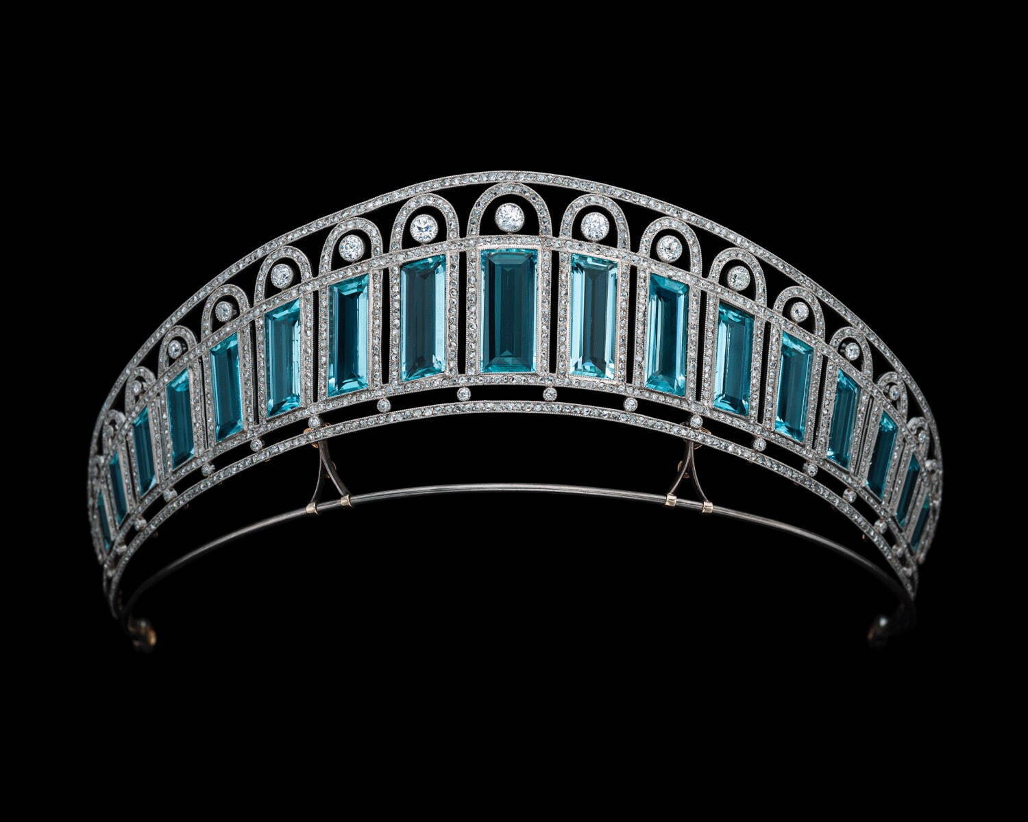 ロシアン クラウン ジュエルズ コッホ作 ココシュニックスタイル アクアマリンとダイヤモンドのティアラ
個人蔵、協力：アルビオン アート・ジュエリー・インスティテュート