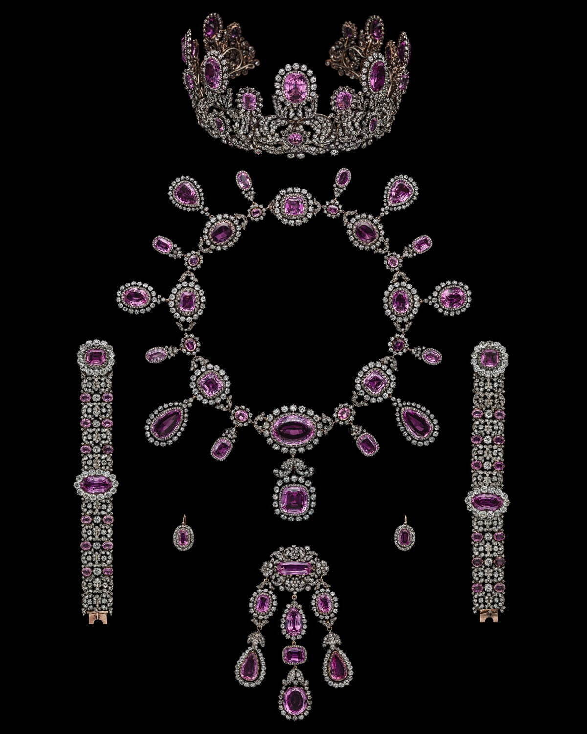 ヴュルテンベルク王室旧蔵　ピンク・トパーズとダイヤモンドのパリュール
個人蔵、協力：アルビオン アート・ジュエリー・インスティテュート