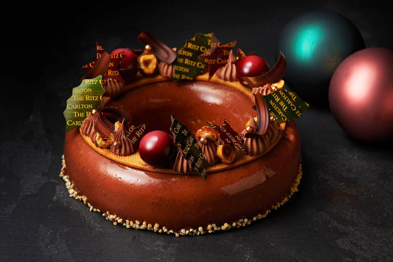 ザ・リッツ・カールトン大阪のクリスマス2021年、“サンタのそり”を表現したチョコケーキなど｜写真2