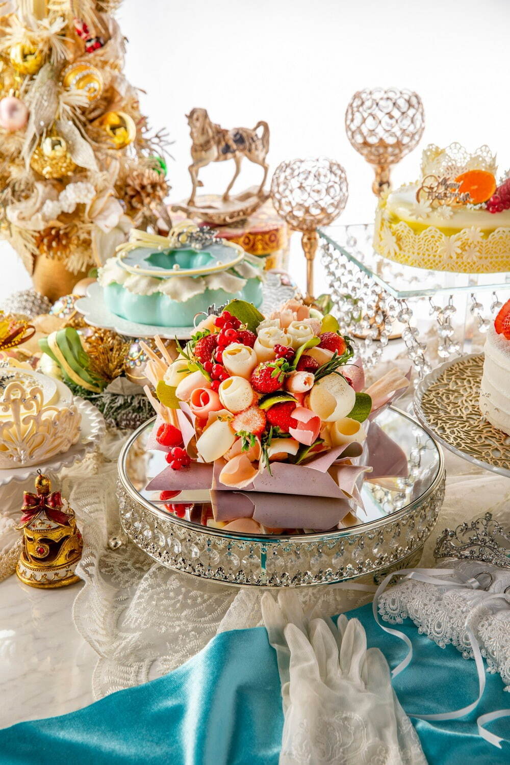 ヒルトン東京「ウェディング」イメージのクリスマスケーキ、ブーケやティアラをスイーツで表現｜写真1