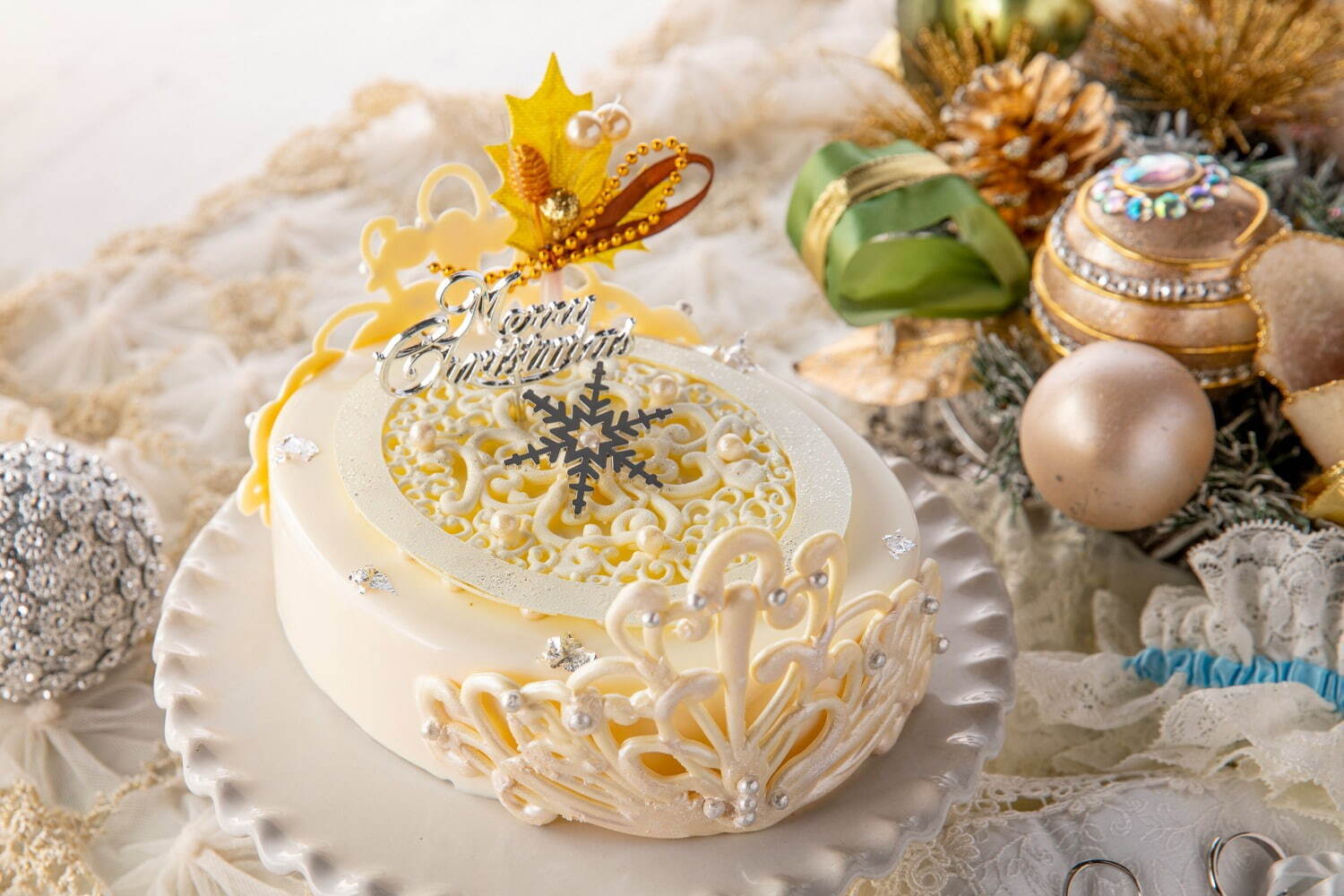 ヒルトン東京「ウェディング」イメージのクリスマスケーキ、ブーケやティアラをスイーツで表現｜写真3