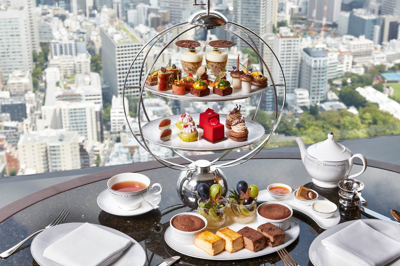 ザ・リッツ・カールトン東京“ショコラ”が主役の秋アフタヌーンティー、モンブランを添えたチョコマカロン