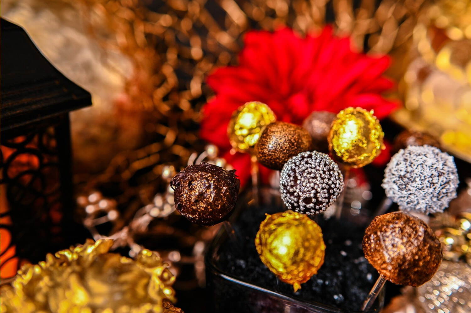 アートホテル大阪ベイタワーのクリスマスビュッフェ、“黄金郷”の金色ケーキや真っ赤なムースなど｜写真6