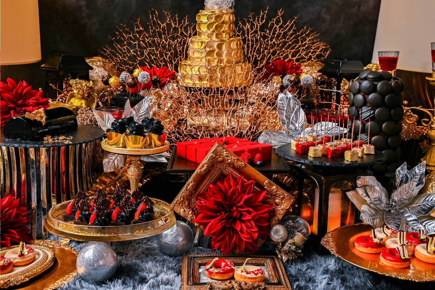 アートホテル大阪ベイタワーのクリスマスビュッフェ、“黄金郷”の金色ケーキや真っ赤なムースなど｜写真1