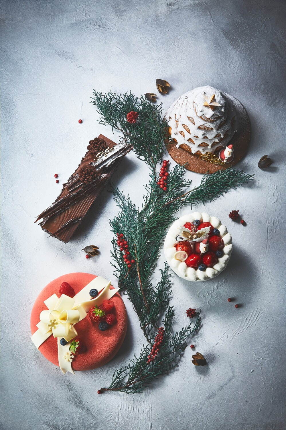 セント レジス ホテル大阪の2021年クリスマスケーキ、パリブレストのツリーや苺のムースケーキ｜写真1
