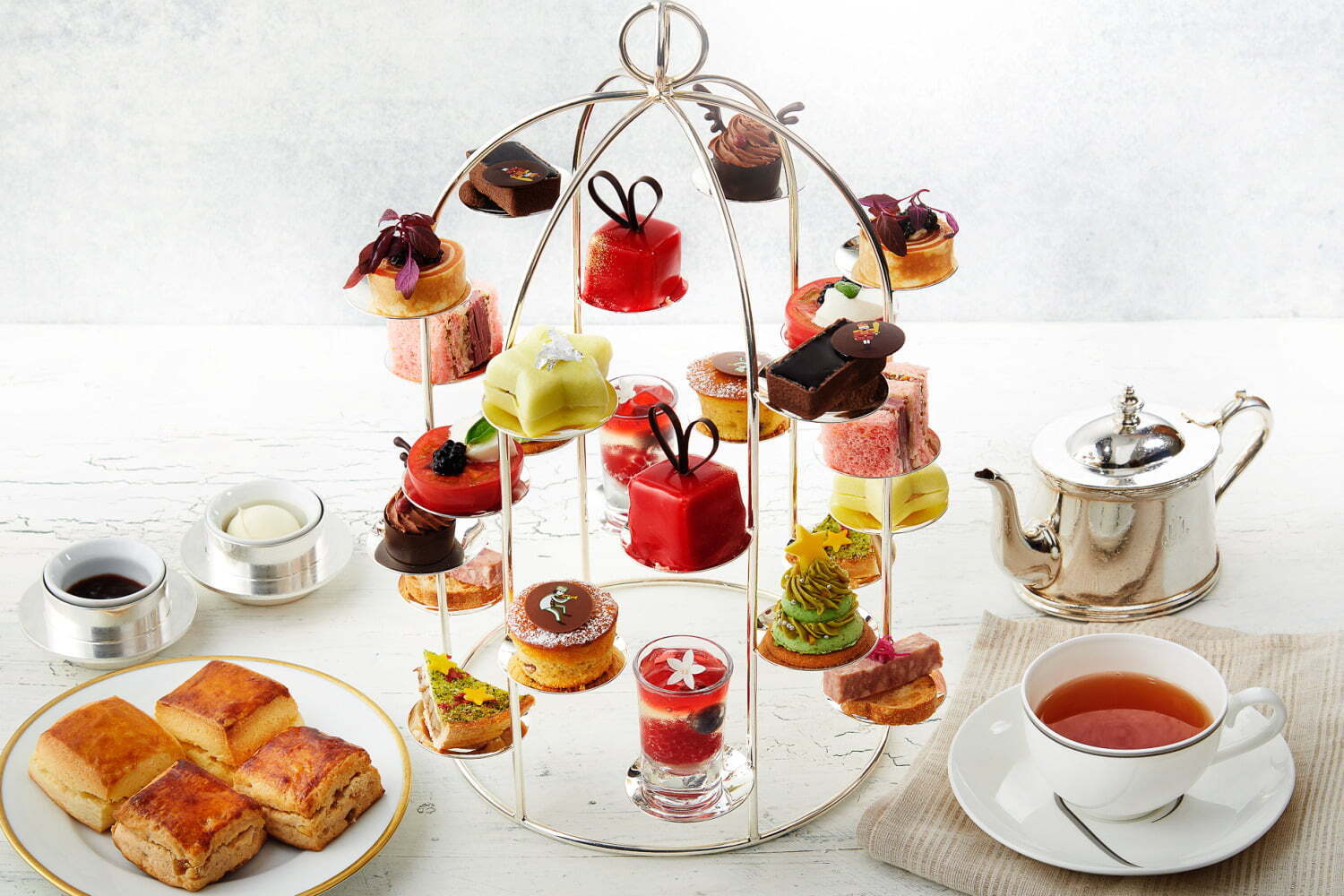 クリスマス｜ザ・ペニンシュラ東京のクリスマスアフタヌーンティー、ツリーに見立てたマカロン＆プレゼント型ケーキ