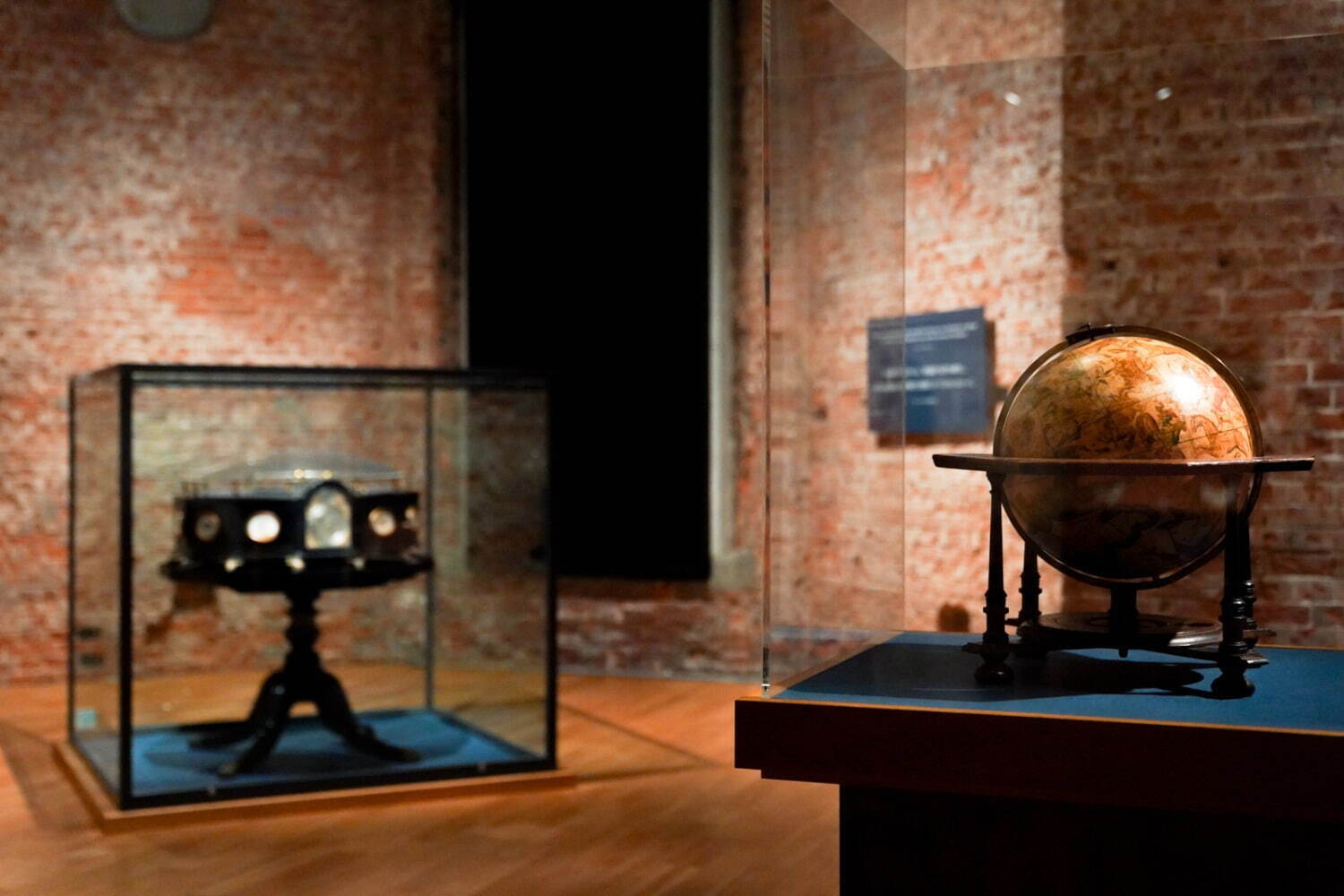ヨハン・ガブリエル・ドッペルマイヤー 「天球儀」 ニュルンベルク、1728年 大英図書館蔵
ジェームズ・シモンズ、マルビー＆カンパニー製 「大太陽系儀」 ロンドン、1842年 国立海事博物館(ロンドン)蔵