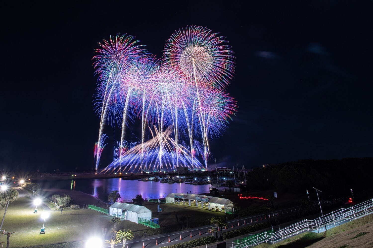 花火大会「みやざきシーサイド芸術花火」みやざき臨海公園で、豪華絢爛1万発以上の花火を音楽と共に｜写真13