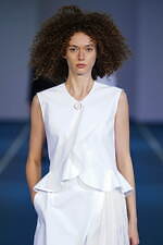 タエ アシダ 2022年春夏コレクション - 躍動する光の軌跡｜写真9