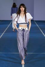 タエ アシダ 2022年春夏コレクション - 躍動する光の軌跡｜写真46