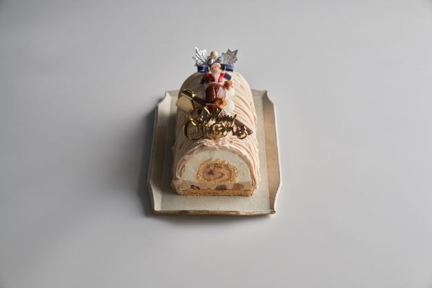辻口博啓の「自由が丘ロール屋」クリスマスケーキ、“小さなロールケーキ”を巻いたムースのロールケーキ｜写真11