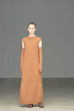 イッセイ ミヤケ新作ニット、“貝殻”のように渦巻くワンピースやハンドバッグ｜写真1