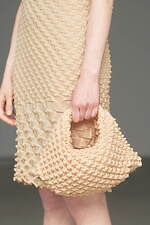 イッセイ ミヤケ新作ニット、“貝殻”のように渦巻くワンピースやハンドバッグ｜写真3