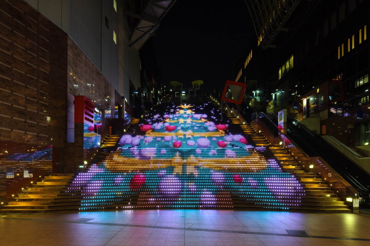 京都駅ビルのイルミネーション2021、約1万5千個LED灯る大階段や高さ45m空中径路ライトアップ｜写真2