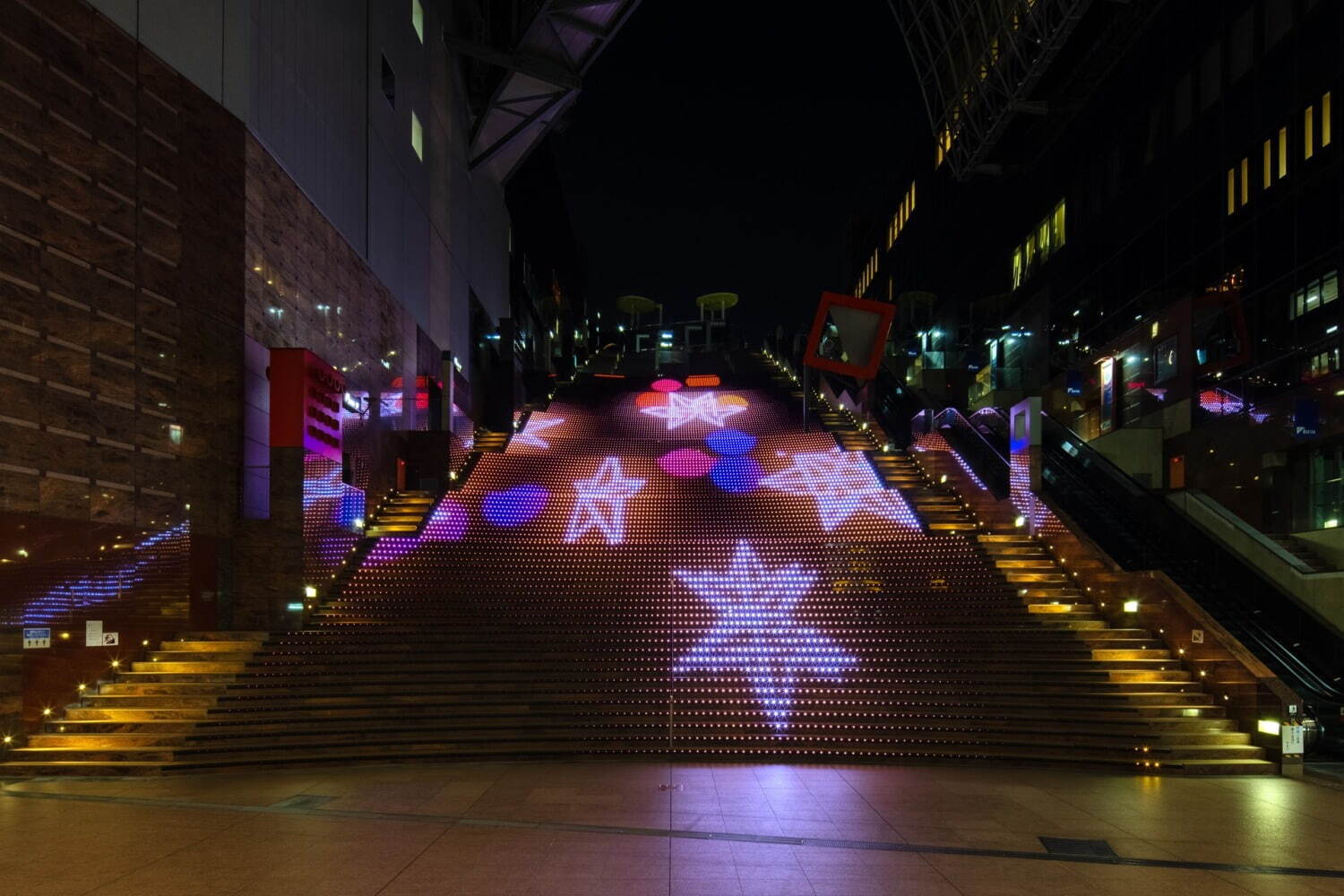 京都駅ビルのイルミネーション2021、約1万5千個LED灯る大階段や高さ45m空中径路ライトアップ｜写真3