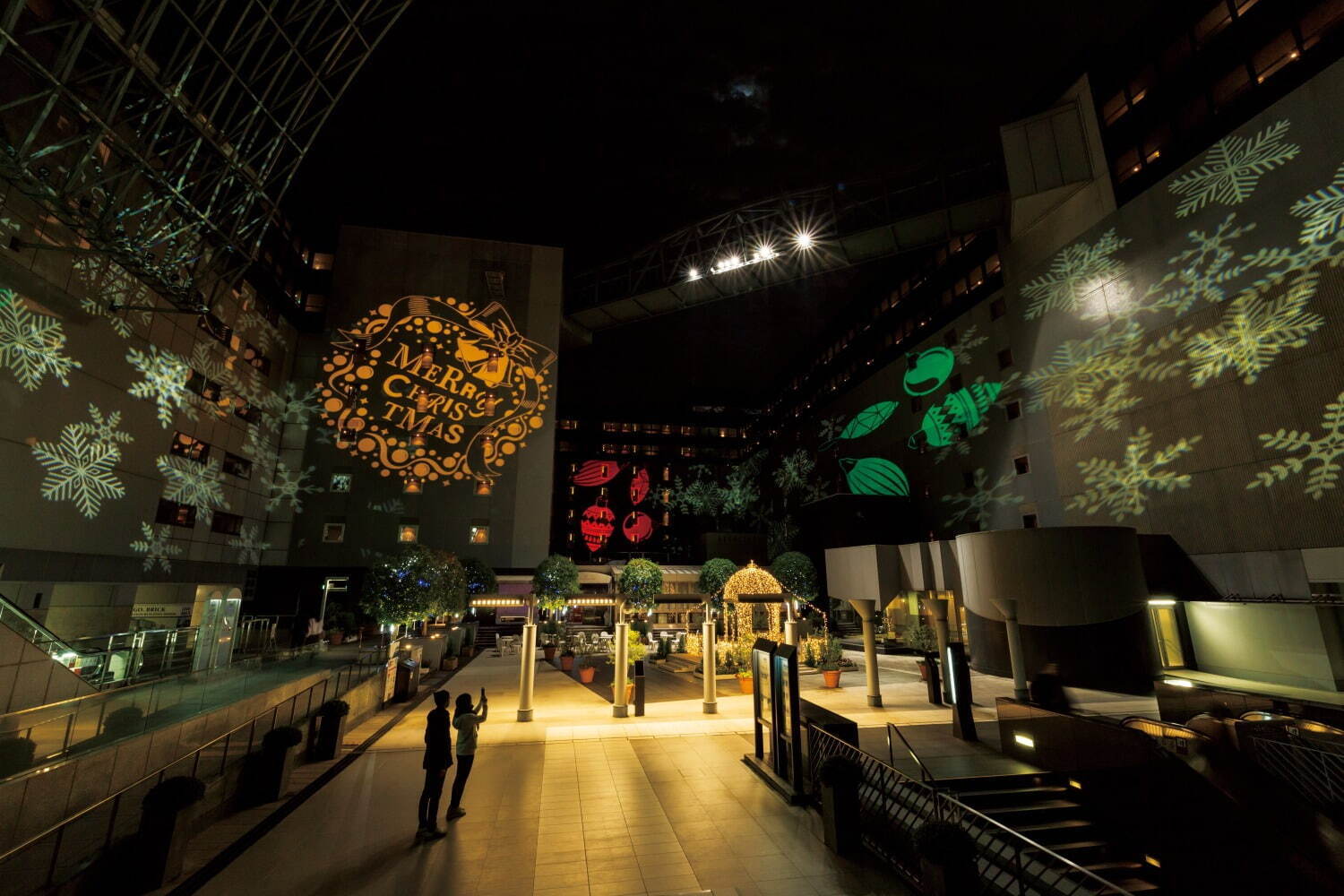 京都駅ビルのイルミネーション2021、約1万5千個LED灯る大階段や高さ45m空中径路ライトアップ｜写真5