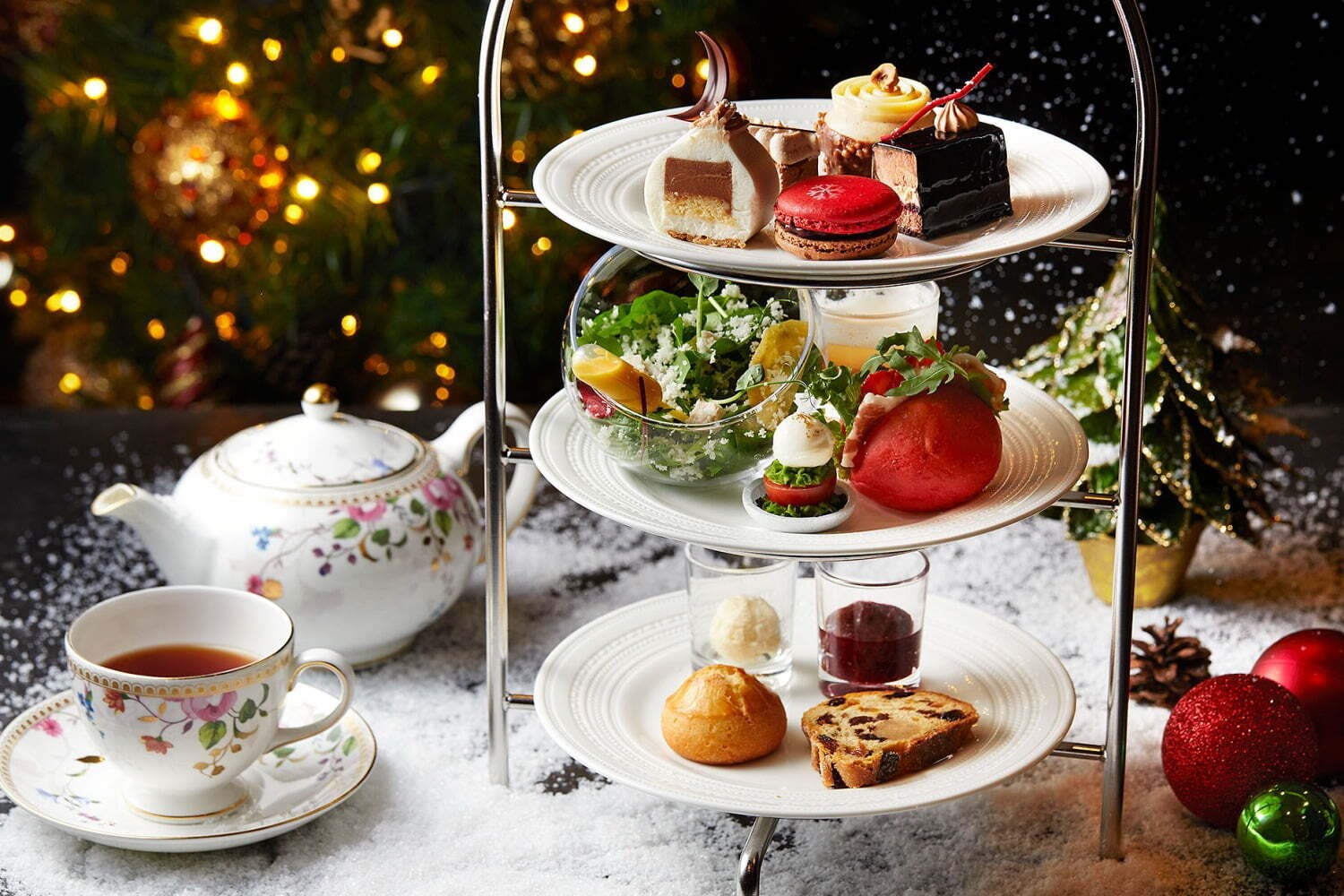 ザ・リッツ・カールトン大阪のクリスマスアフタヌーンティー、“クリスマスケーキ”3種を食べ比べ