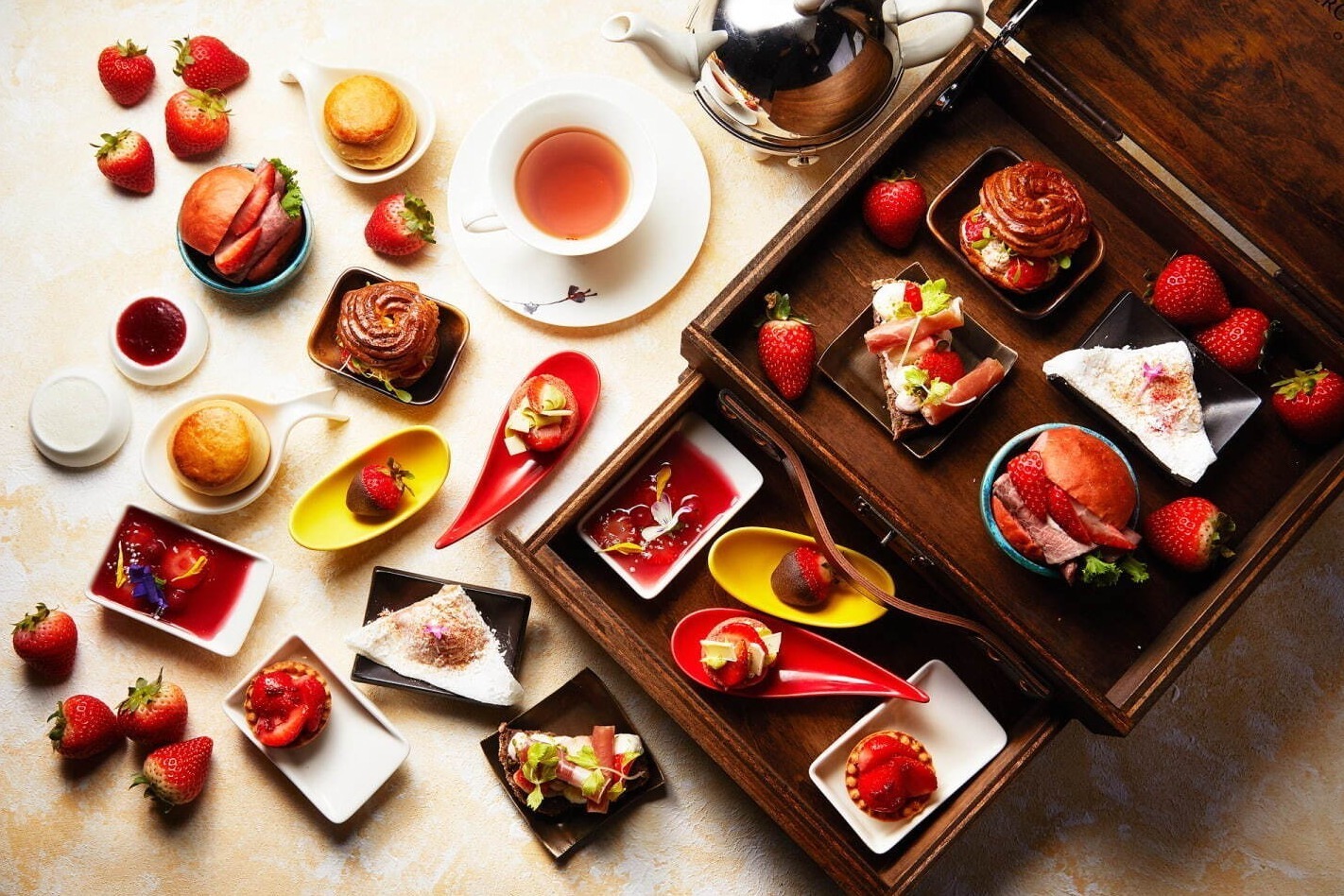 クリスマス｜インターコンチネンタルホテル大阪のクリスマスアフタヌーンティー、“苺×高級食材”スイーツ＆セイボリー