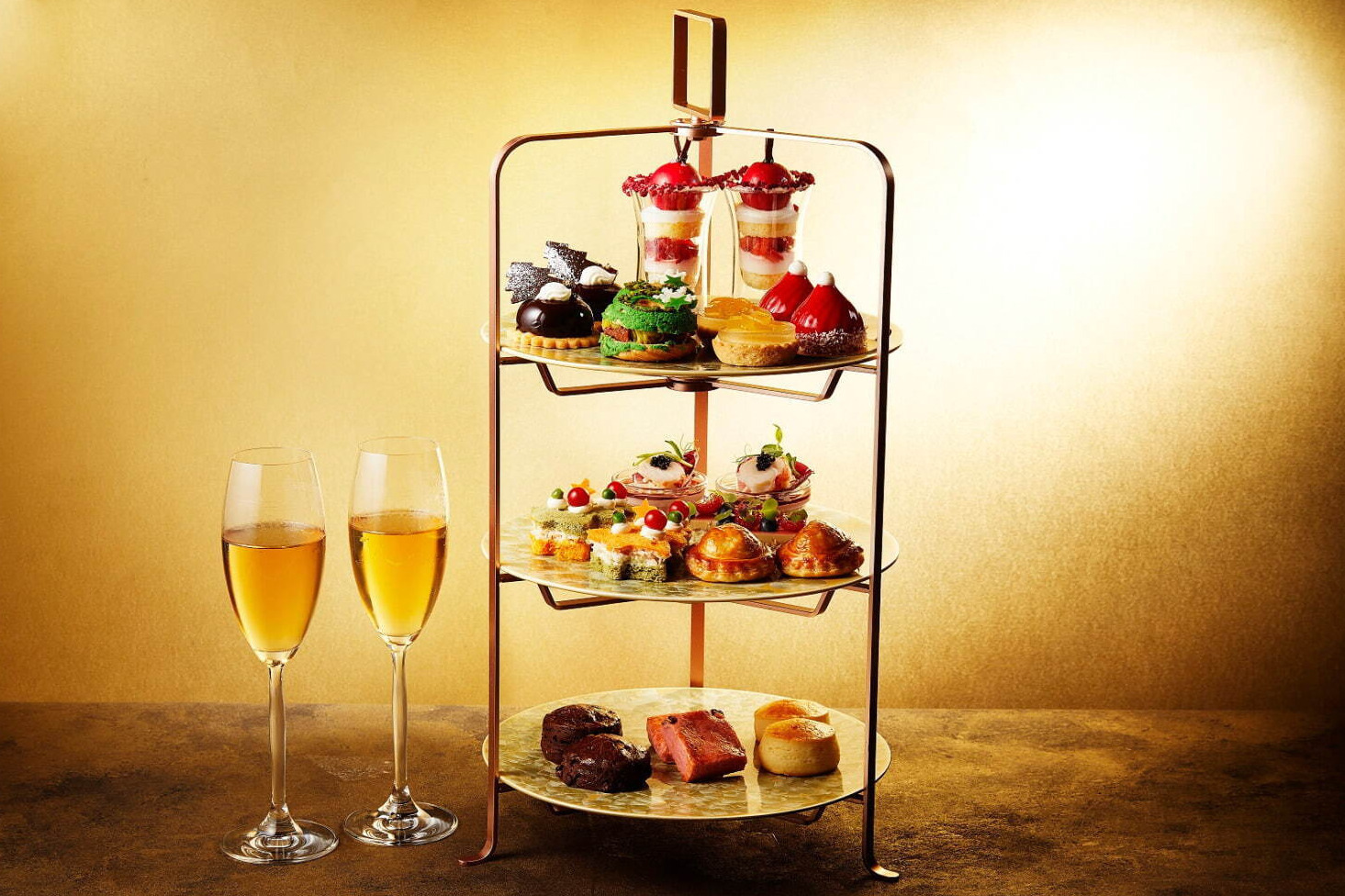 クリスマス｜ホテル「シャングリ・ラ 東京」のクリスマスアフタヌーンティー、サンタ帽のムース＆リース型パリブレスト