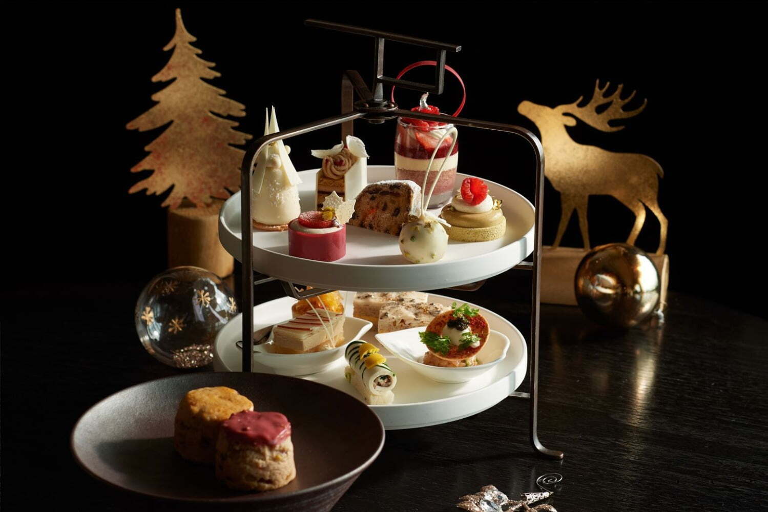 サヴァラン｜フォーシーズンズホテル東京大手町のクリスマスアフタヌーンティー“天使の羽”オペラケーキなど