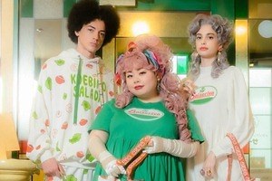 渡辺直美のプニュズ×サイゼリヤ「ミラノ風ドリア＆小エビのサラダ」総柄ワンピやサイゼリヤロゴT