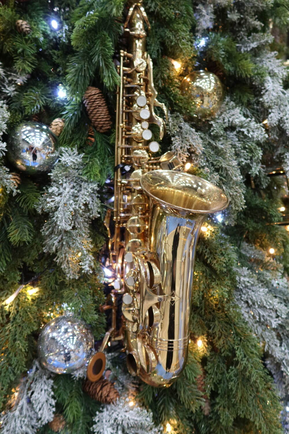 表参道ヒルズのクリスマスイルミネーション21 トランペットなど100本の管楽器が煌めくツリー ファッションプレス