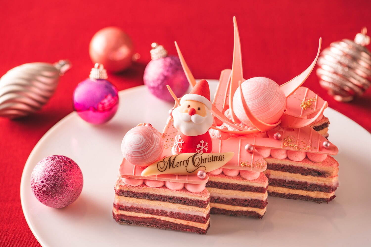 ヒルトン東京ベイのクリスマスケーキ2021、ツリーから雪だるまが覗く"シャンパン×ベリー"のムース｜写真3
