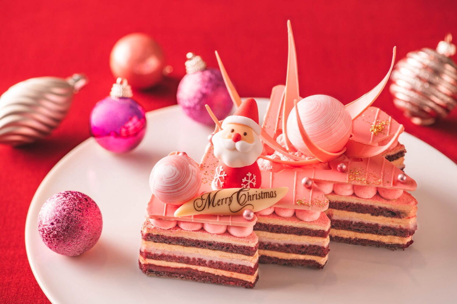 ヒルトン東京ベイのクリスマスケーキ21 ツリーから雪だるまが覗く シャンパン ベリー のムース ファッションプレス