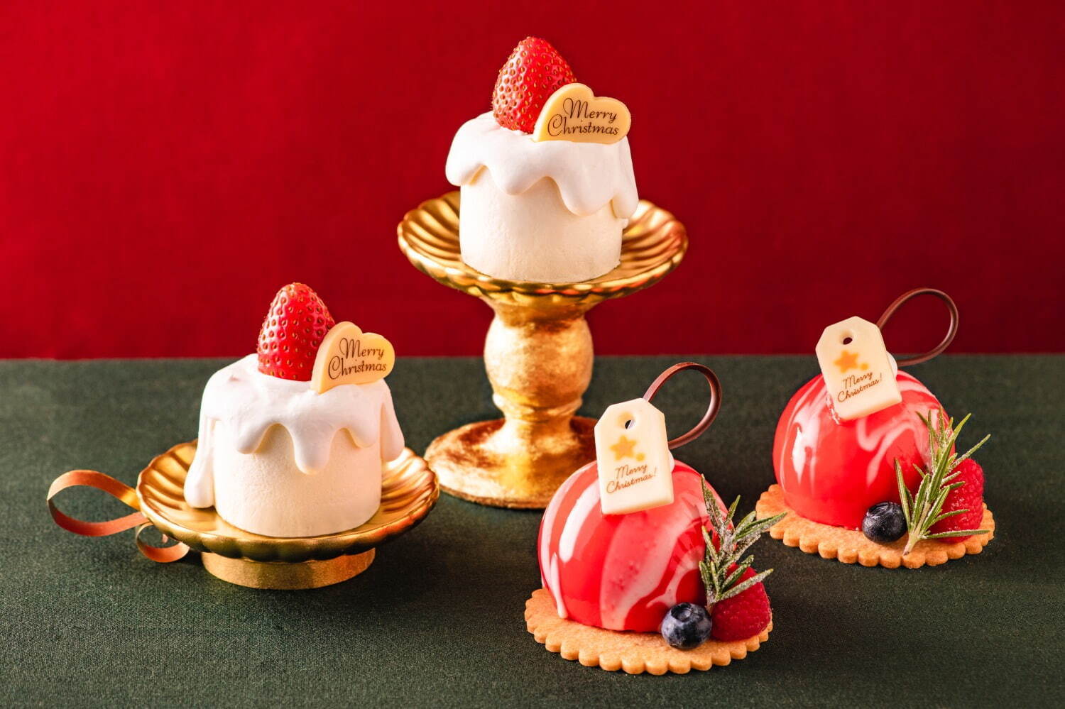 左から)クリスマスキャンドルのフロマージュブランムース 700円
ラズベリー＆ピスタチオのオーナメントムースケーキ 700円
