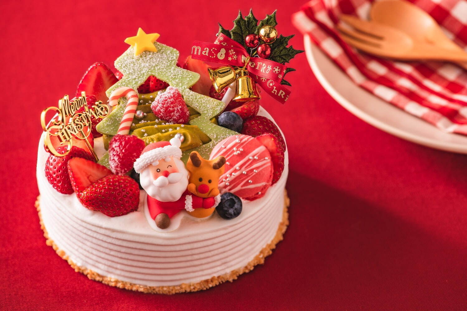 ヒルトン東京ベイのクリスマスケーキ2021、ツリーから雪だるまが覗く"シャンパン×ベリー"のムース｜写真4