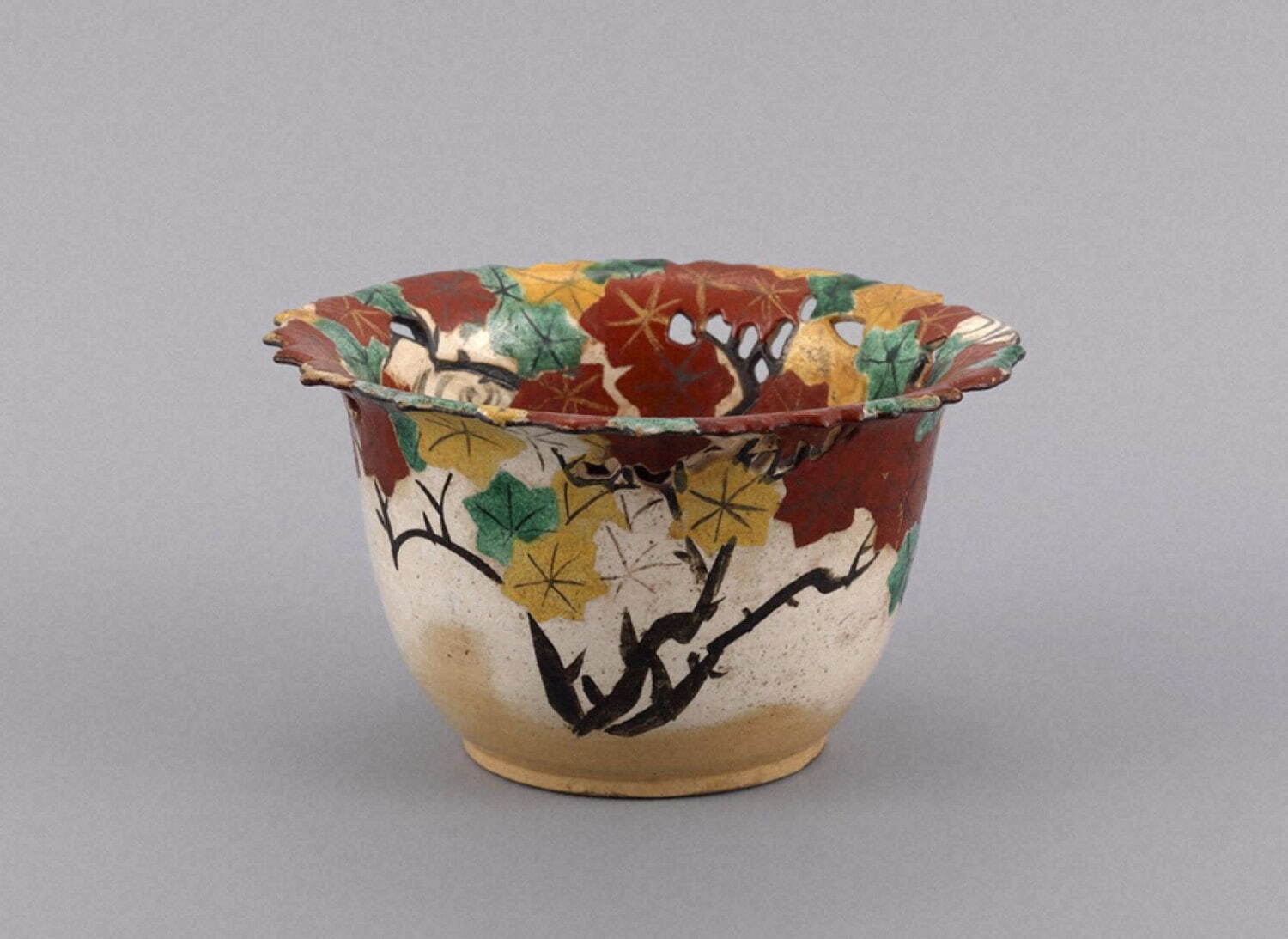 尾形乾山《色絵竜田川文透彫反鉢》江戸時代中期 18世紀 重要文化財 岡田美術館蔵［通期］