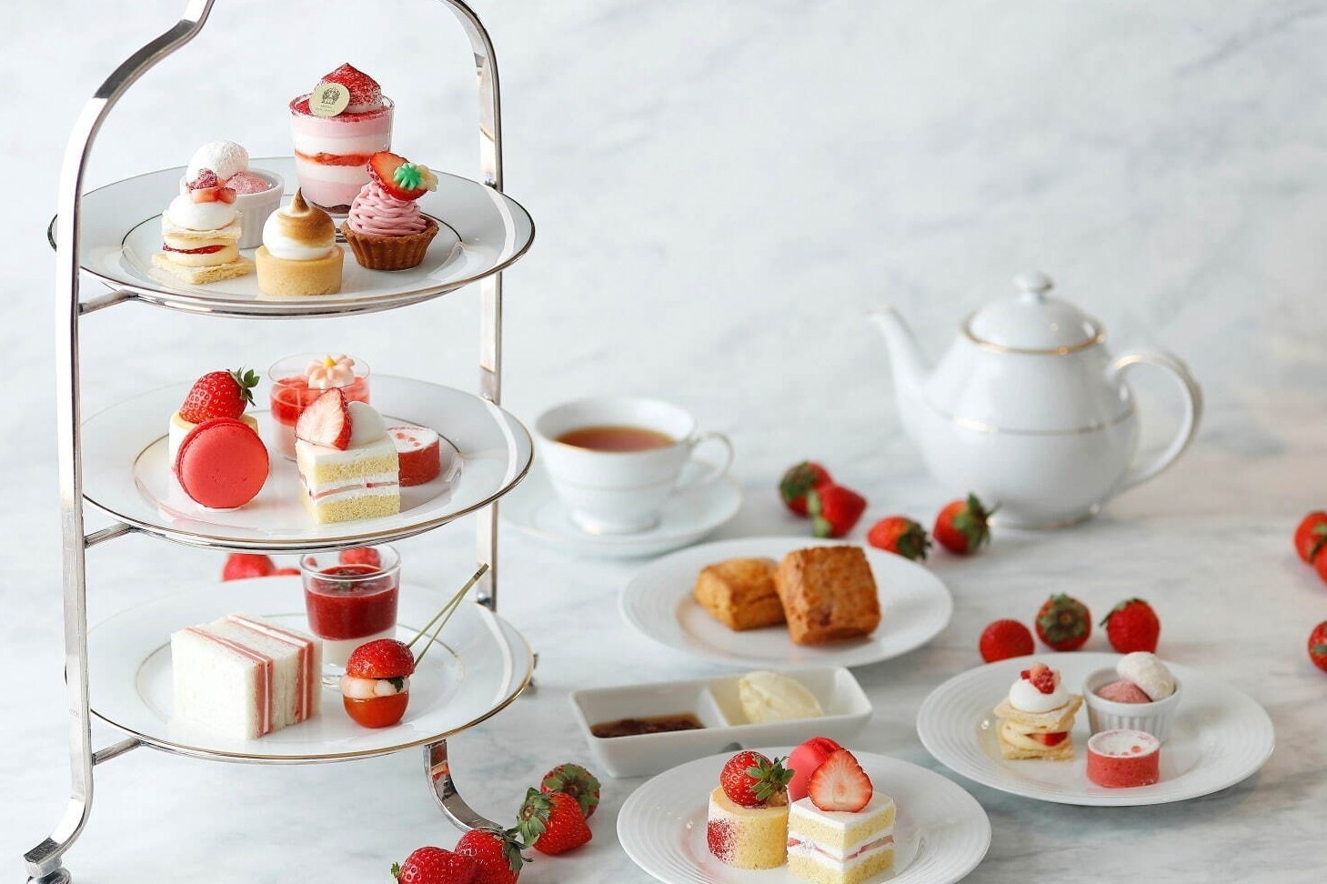 苺アフタヌーンティーが横浜・ホテルニューグランドで、イチゴのミルフィーユやミニパフェ