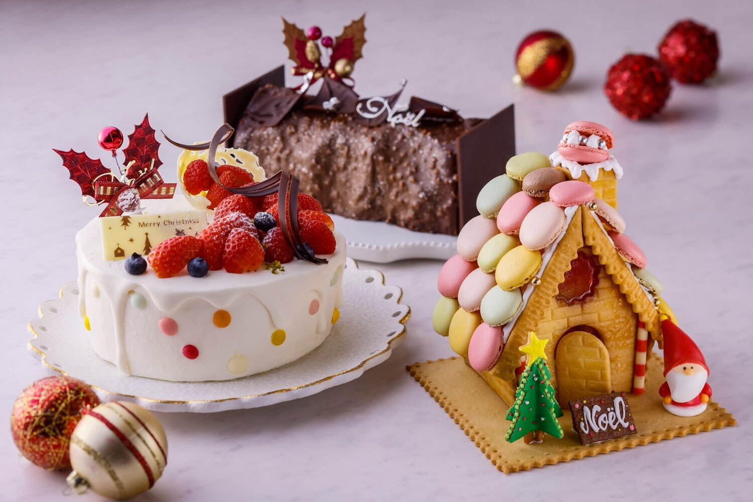 ホテルオークラ神戸の2021年クリスマスケーキ、マカロン屋根の"お菓子の家”＆あまおう苺ショート｜写真1