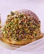 ホテルオークラ東京ベイの冬限定“ピスタチオ”マリトッツォ、たっぷり生クリームにローストピスタチオ｜写真2