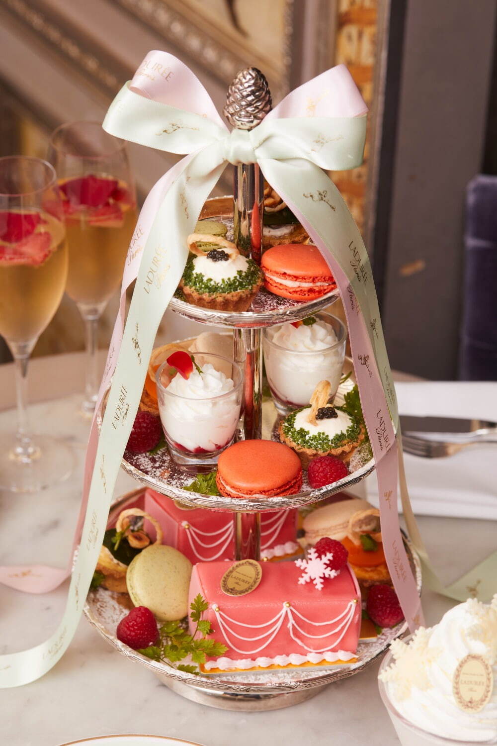 ラデュレのクリスマスアフタヌーンティー、林檎&ピスタチオのマカロンやミニビュッシュ・ド・ノエル|写真1