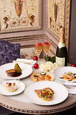 ラデュレのクリスマスアフタヌーンティー、林檎＆ピスタチオのマカロンやミニビュッシュ・ド・ノエル｜写真6